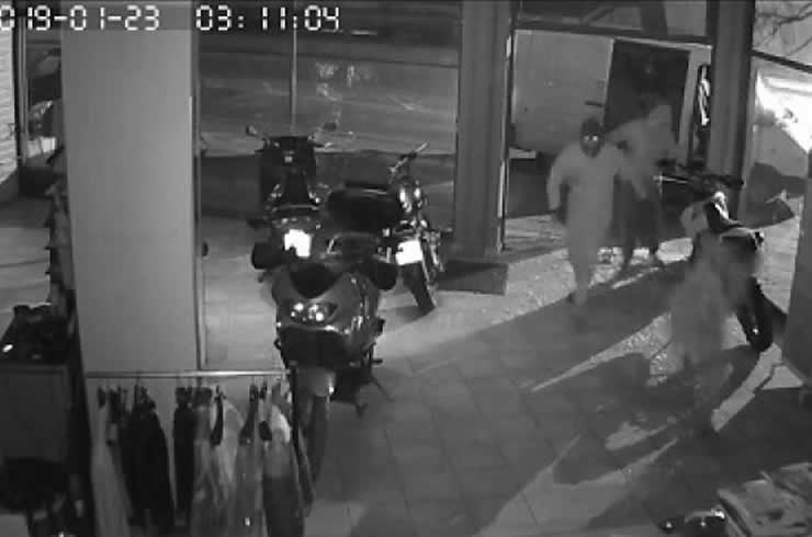 Βίντεο από κάμερα ασφαλείας τη στιγμή της διάρρηξης σε κατάστημα των Σερρών