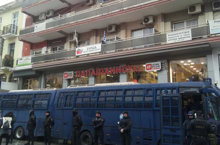 «Φρούριο» τα γραφεία του ΣΥΡΙΖΑ στις Σέρρες